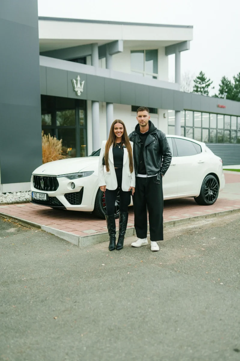 V showroomu Maserati Praha proběhlo předání vozu Maserati Levante Gabriele Gašpárové a Petrovi Havránkovi