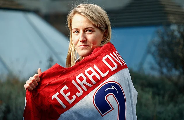 Hit jak od Gudase, jenže zakázaný. Češka v ženské NHL srazila sokyni, fandové se diví
