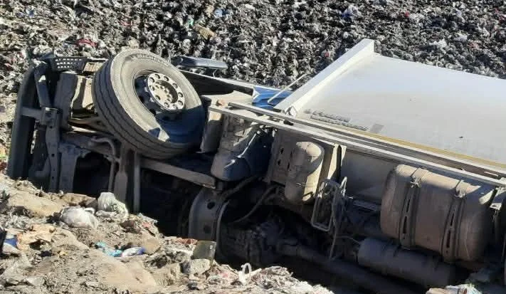 Na skládce na Jindřichohradecku se převrátil kuka vůz. Spolujezdec na místě zemřel