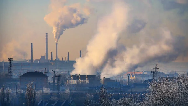 Jak se změní emisní povolenky? ETS 2 čeká revize, uhlíková daň zatíží dovoz do EU a začnou platit také aerolinky