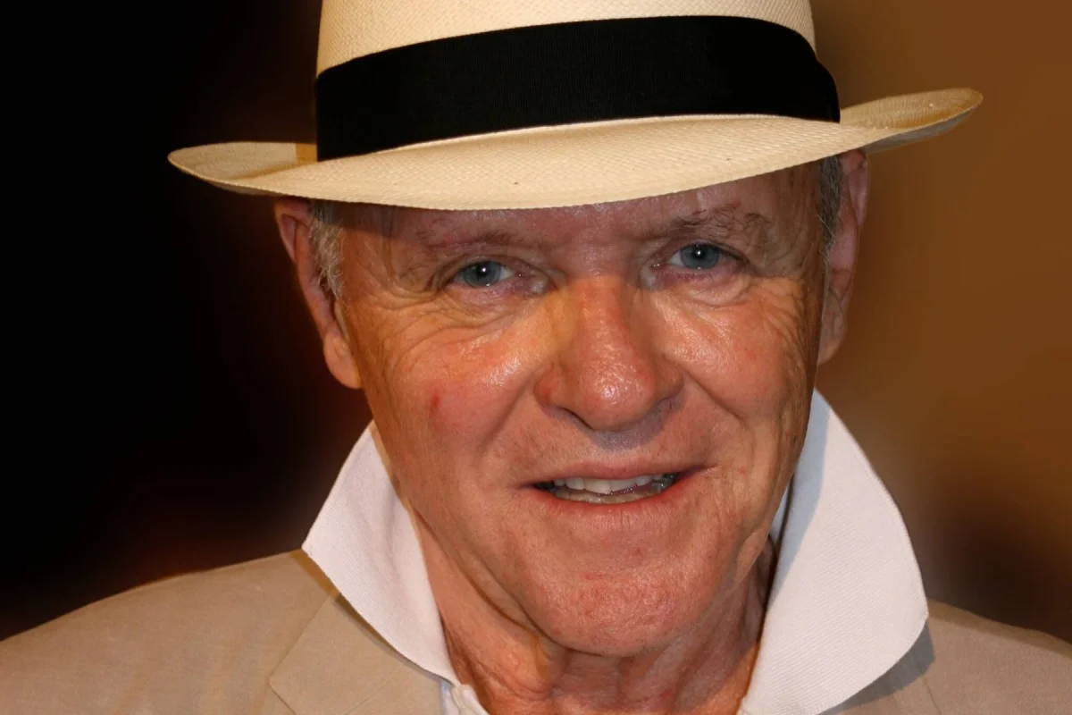 Sir Anthony Hopkins slaví 88. Mladší žena mu roztáčí miliony, dcera ho nenávidí a jemu je to jedno