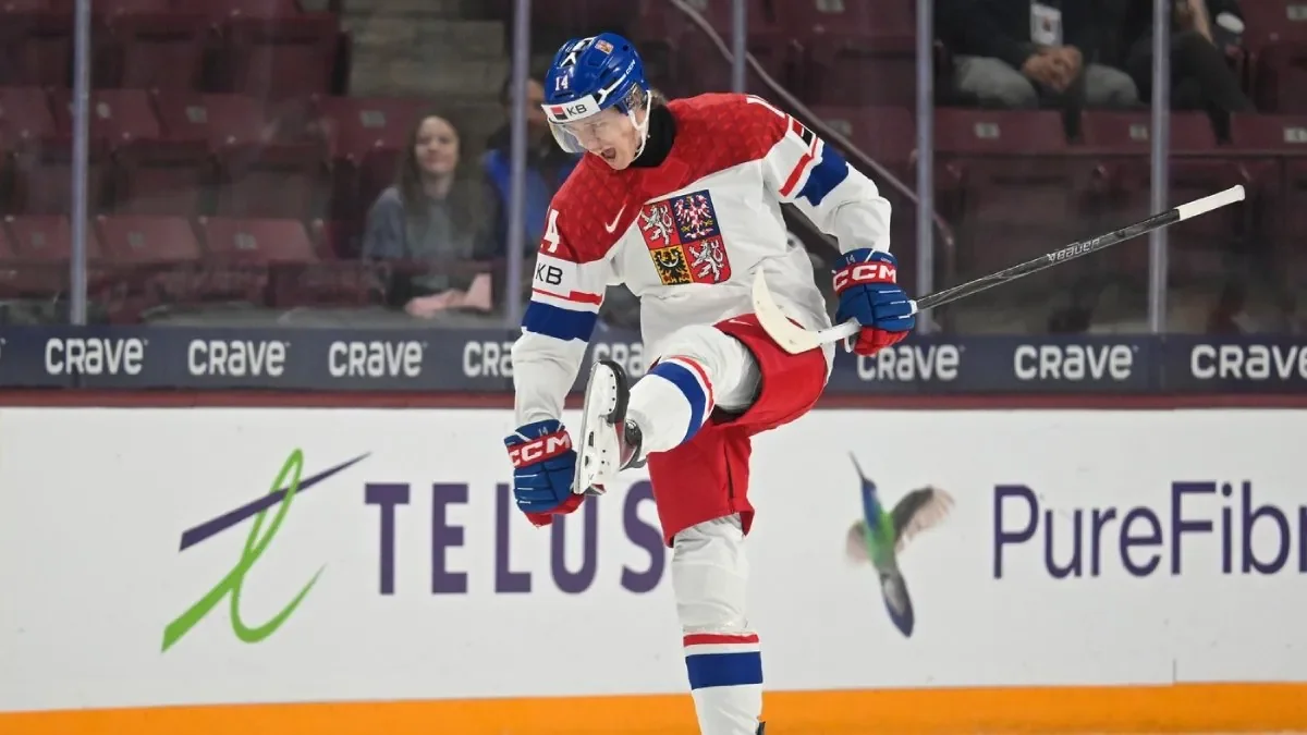 Čechy poslal proti Finům na MS juniorů do vedení Kubiesa. Velké šance spálil Poletín