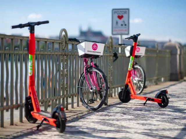 Praha dál zavírá dveře elektrokoloběžkám. Od roku 2026 už nesmí ani do metra