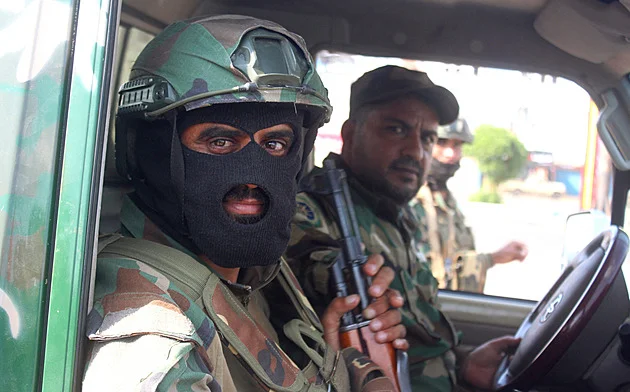 Saúdové vs. Emiráty. V Jemenu přituhuje, platí výjimečný stav, hranice se zavřely