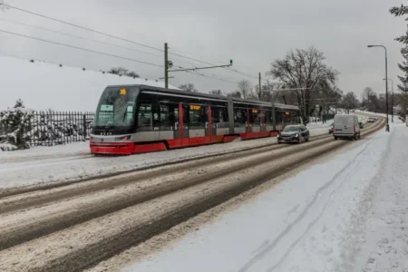 Meteorologové vydali výstrahu před sněhem, větrem a sněhovými jazyky. Napadnout může až 15 cm sněhu