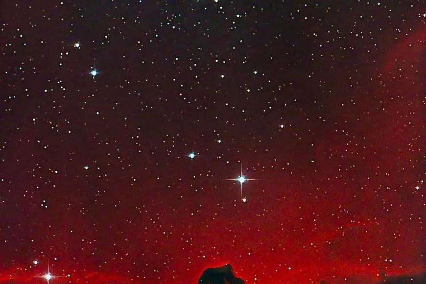 Vesmírný kůň nad Havají. Mlhoviny v Orionu vytvořily symbolický obraz Roku koně