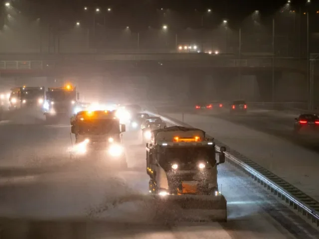 Varšava se probudila do bílé kalamity. Bouře na severu Polska přinesly půl metru sněhu