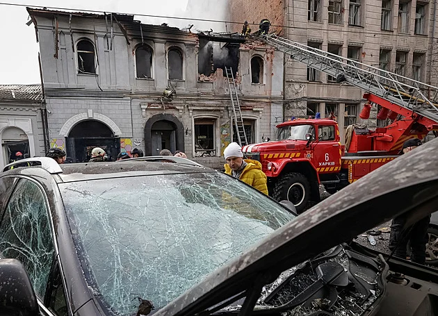 Ukrajinci hlásí po útoku na Charkov 30 zraněných, Moskva údery popírá