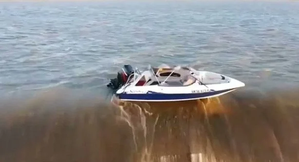 Šokující záběry: Čtyři muži drželi nad hrází loď, aby nespadla ze 40 metrů