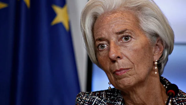 Centrální banky má zdobit transparentnost. Když maskují příjmy a požitky svých šéfů, nedá se to tolerovat ve Frankfurtu ani v Praze