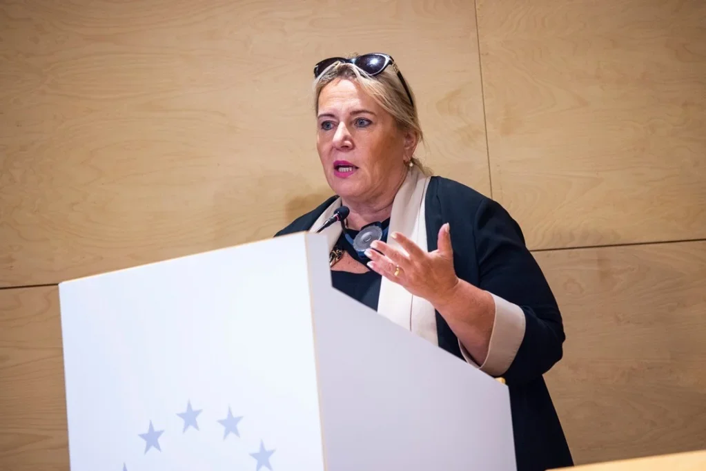 Evropské peníze mají pomáhat lidem. Dostálová je proti financování „ideologických projektů“