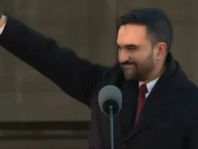 VIDEO: „Dvojí metr“. Nový starosta New Yorku začíná úřadovat se zdviženou pravicí