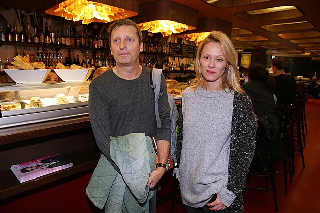 David Prachař nachytán v kostele s herečkou Sarah Haváčovou: Ruce propletené! Co Rybová?