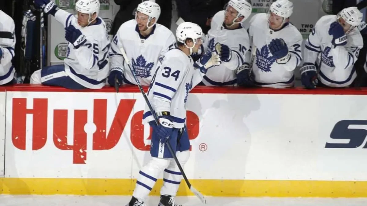 Matthews se vrátil stylově hattrickem a má na dostřel Sundina