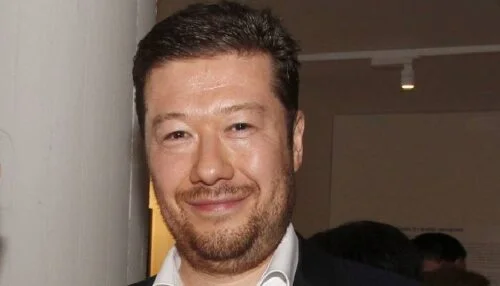 Okamura zapózoval ve fitku a spustil slovní bouři. Někteří mu vzkázali: Páteř si tam nenarovnáte