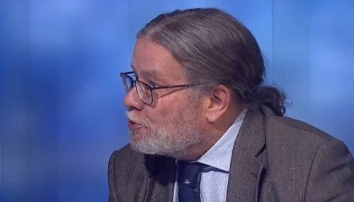 Vondra v živém vysílání vypěnil kvůli Okamurovi. Označil ho za pindala, padla další tvrdá slova a SPD podle něj míří k zániku