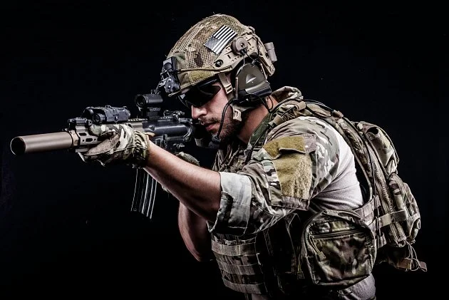 Madura zajali slavní lovci teroristů z Delta Force. Účastní se významných misí