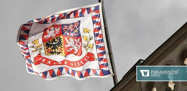 Na Hradě visí, že „Pravda vítězí“. Úder Pavlovi v přáních pro rok 2026