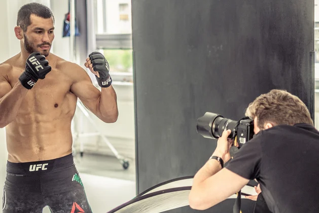 Zápasník Muradov se oženil. Pohledná partnerka přiznala nové příjmení