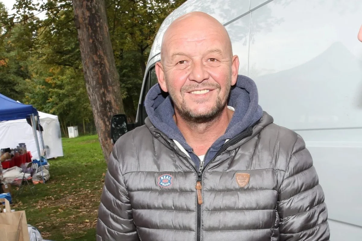 Syn Pavla Nečase žil dlouho v zahraničí. Herci se po něm velmi stýskalo. Sám sebe nazýval přísným otcem