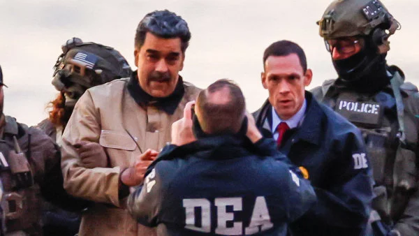 Kulhající Maduro a jeho žena byli ve vězeňských mundúrech přepraveni z brooklynské věznice k soudu na Manhattanu