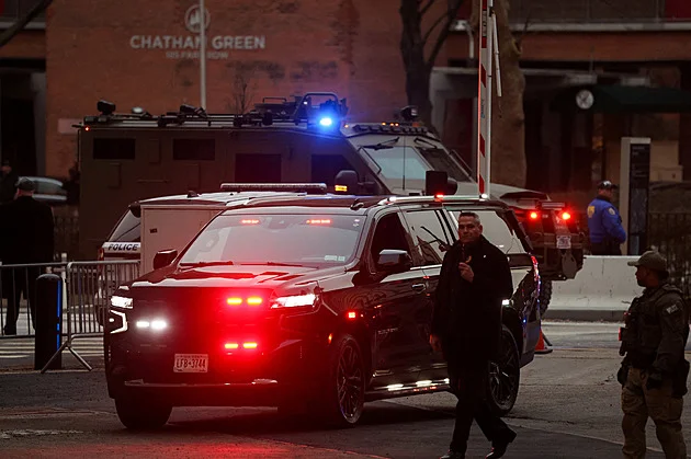 Dostane kauci? Cítí se nevinný? Kulhajícího Madura dopravil k soudu vrtulník