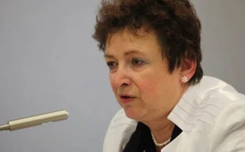 Vláda místo reálné politiky předvádí scény jako z grotesky, říká politoložka Dvořáková