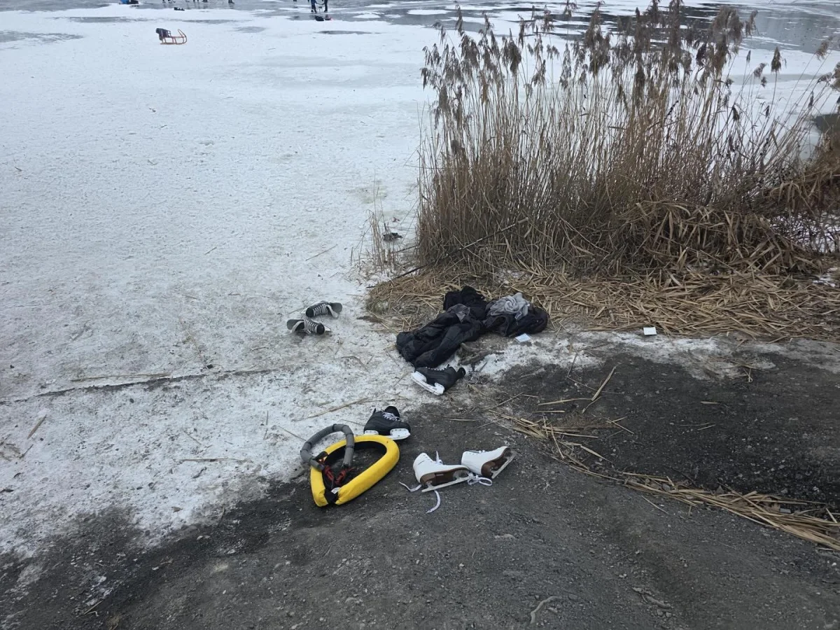 Tři mladí lidé propadli při bruslení u Kamenných Žehrovic ledem