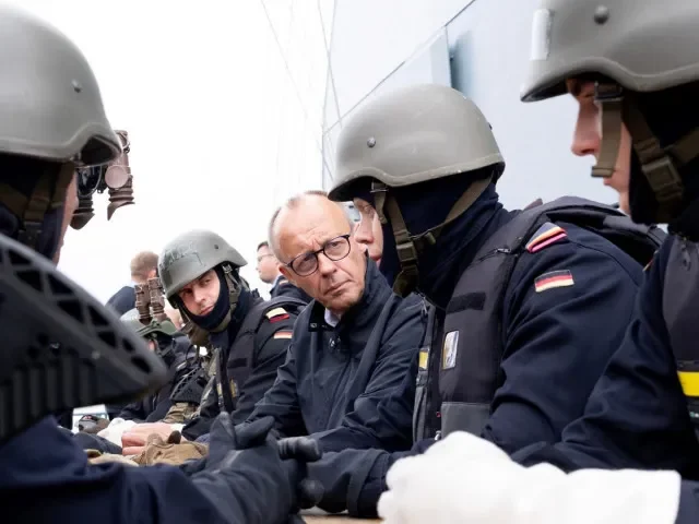 Medveděv vyhrožuje únosem „neonacisty Merze“. „Kancléř je dobře chráněný,“ reagují Němci