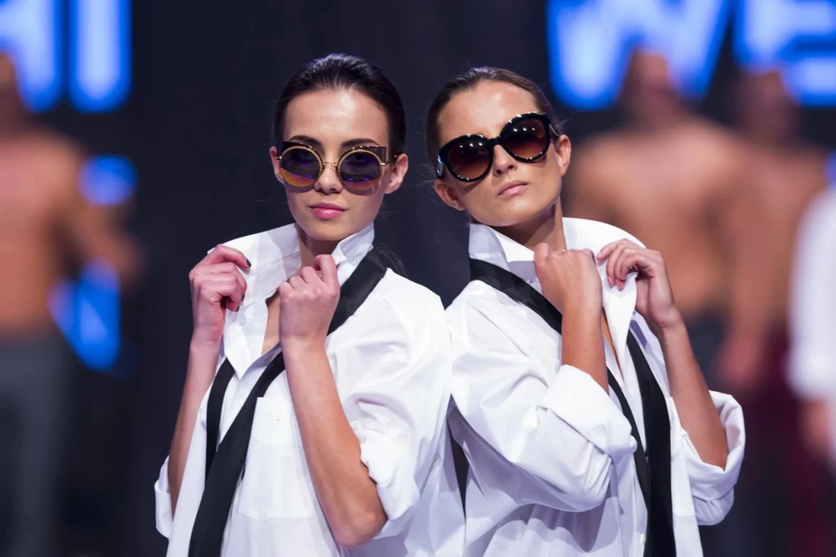 Naučte se nosit košili stylově a moderně: objevte jednoduché triky pro celoroční outfity