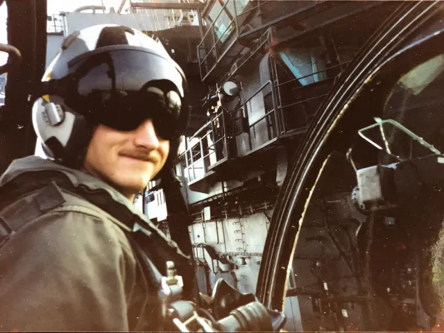 Ministr války Hegseth degradoval kapitána senátora Kellyho. Kritizoval útoky v jihoamerických vodách