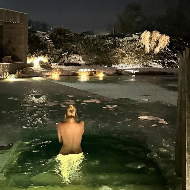 Taťána Kuchařová si extrémní mrazy užívá: Nahá sexy koupačka v zamrzlé vodě!