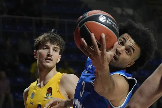 Bizár v basketbalové Lize mistrů. Zápas trval sedm minut, týmu zbyl jediný hráč