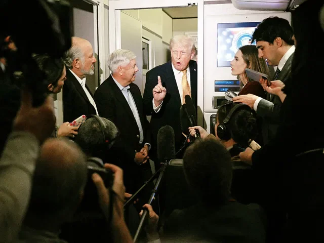 Svět zírá na Trumpa, jak si vyzvedl Madura