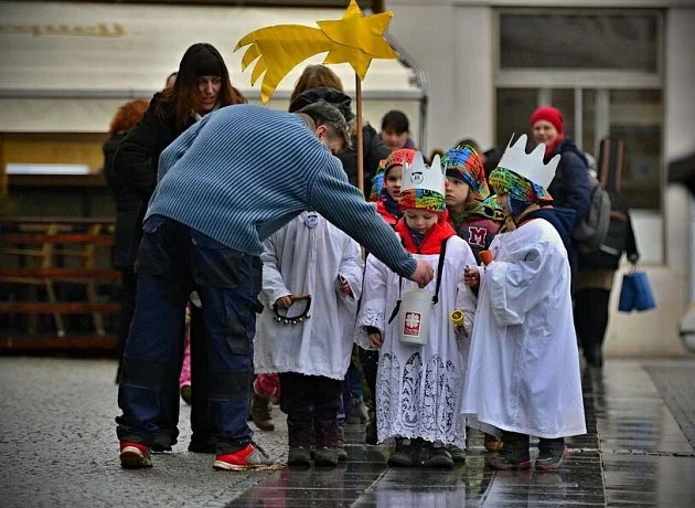 Tříkrálová sbírka vybere stamiliony. Přispívat lze nejen do kasiček koledníků