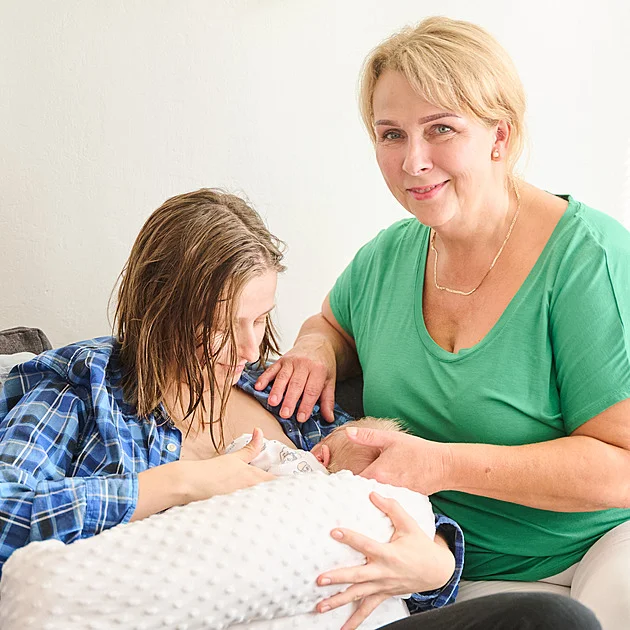 Maminky mají nárok na tři návštěvy porodní asistentky, platí to pojišťovna