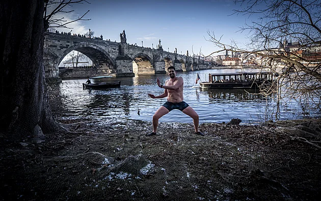 Pořádně studené tříkrálové plavání. Ve Vltavě kvůli otužilcům museli bourat led