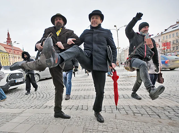 Buřinky i aktovky. Fanoušci Monty Pythonů se městy prošli švihlou chůzí