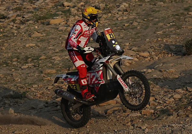 Motocyklista Michek končí na Dakaru ve 4. etapě, pro Prokeše přiletěl vrtulník