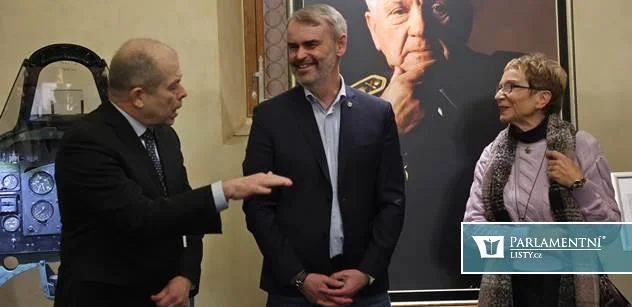 „Připomínka svobody, na které stojí země.“ Šlachta uspořádal v Senátu výstavu letců z Británie