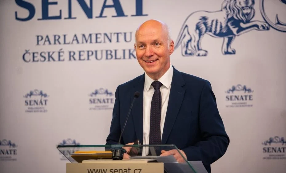 Fischer označil předsedu Sněmovny Okamuru za hybridní hrozbu