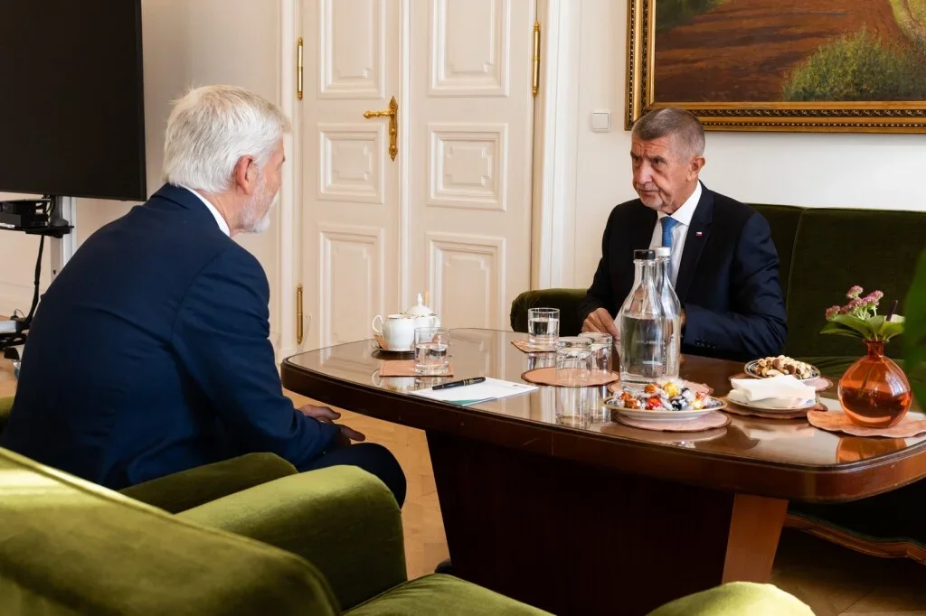 Bez manželek o Turkovi s Okamurou. Babiš jde na oběd na Hrad