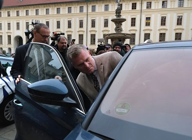 Poslanci Motoristů jednomyslně podpořili Turka. Prezident je znepokojil