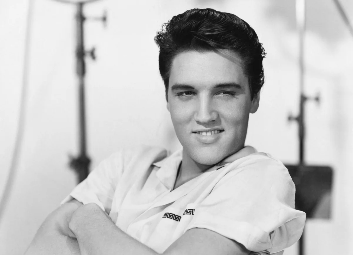 Elvisovi by bylo 91 a vizualizace ukazuje, jak by dnes vypadal. Zemřel s váhou 160 kilo na toaletě