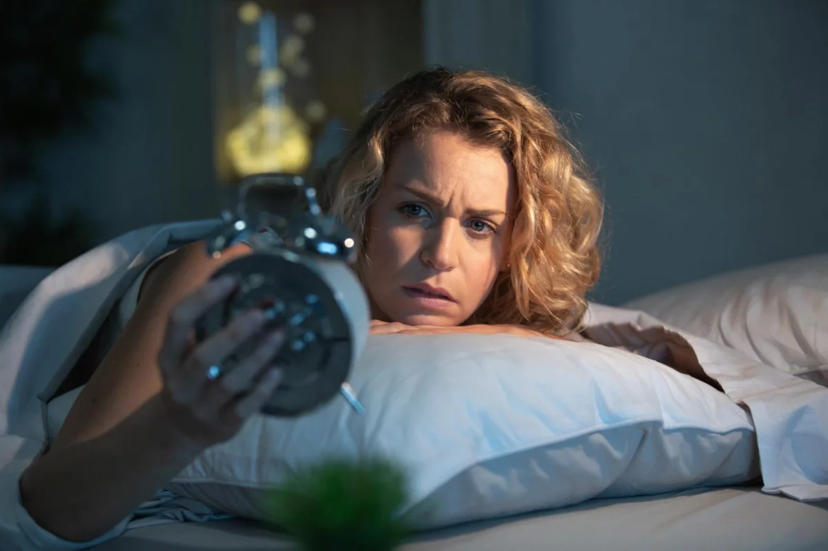 Špatně se vám usíná? Místo prášku vsaďte na přírodní prostředky, třeba med, heřmánek nebo chmel