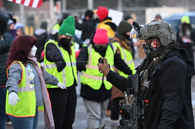 „Běžte domů, nacisti z ICE!“ Minneapolis vře po zabití ženy imigračním agentem