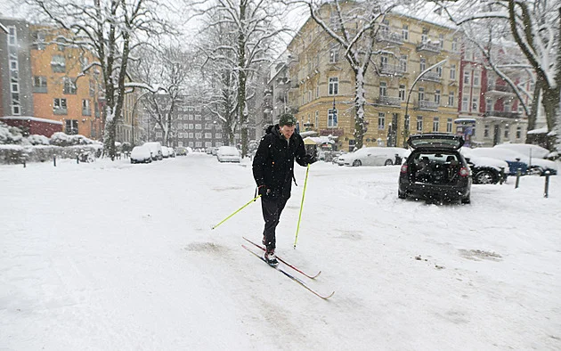 Evropu sužuje silné sněžení, udeřit se chystá nebezpečná bouře Goretti