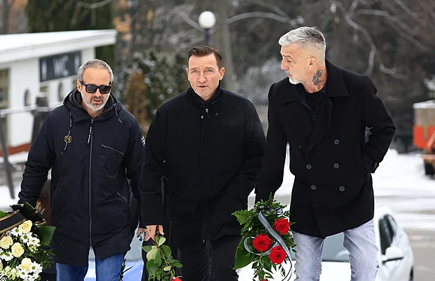 Soukromý pohřeb Nečase. Rozloučit se s kamarádem přišli i Vaculík či Šmicer