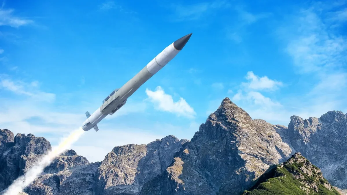 Trump rozbíjí zkostnatělý zbrojní byznys. USA chtějí chrlit munici ve velkém a levněji