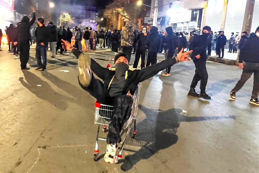 Kontrarevoluce sílí: Íránci volají po šáhovi, Trump varuje ajatolláha